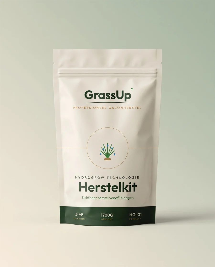 Compleet gazon-herstelpakket op een houten tuintafel naast herstellend gras