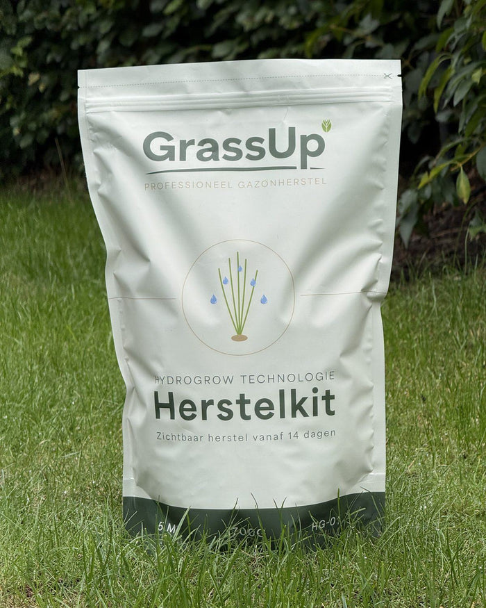 De GrassUp HydroGrow Herstelkit, zak van 1.700 gram, op het gazon